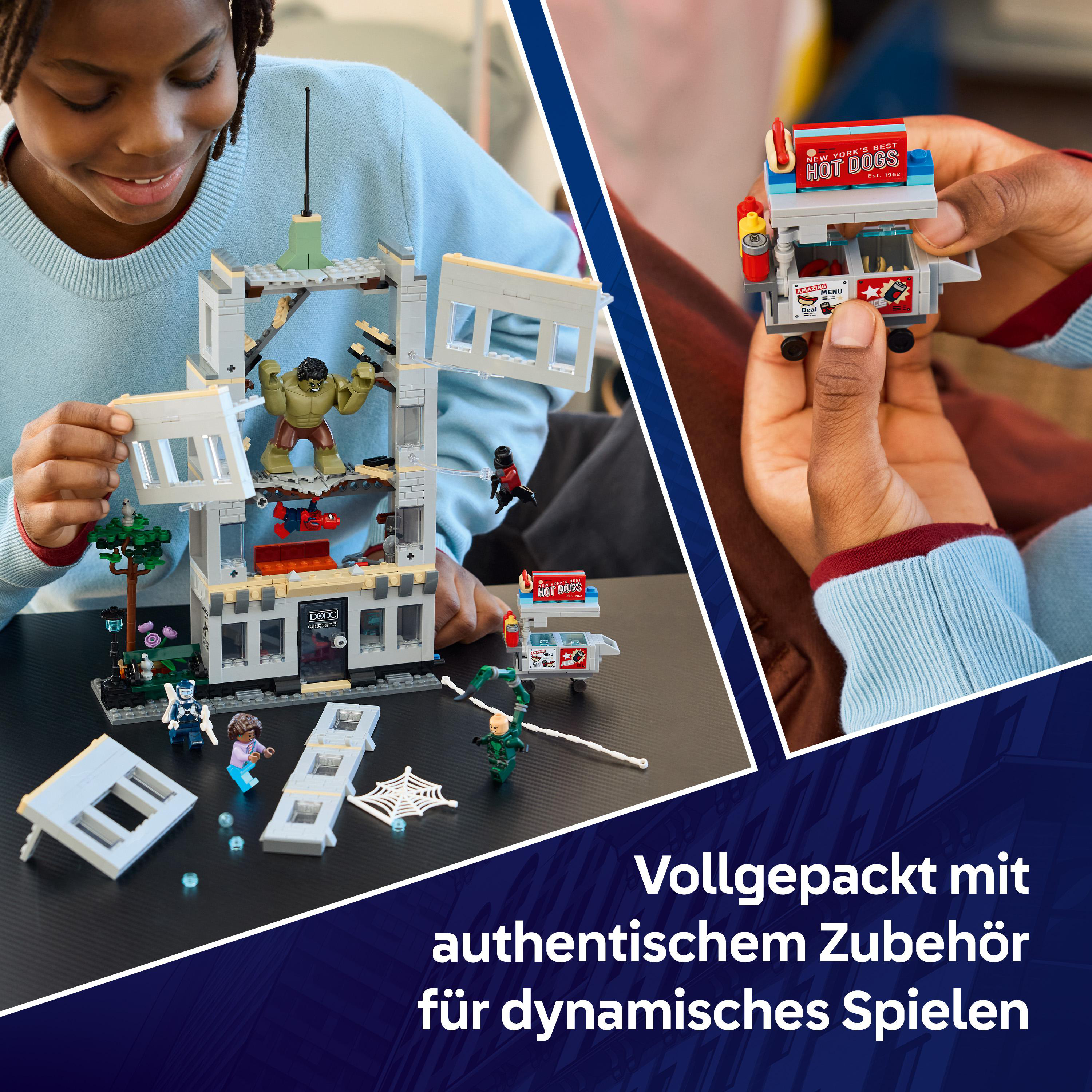 Kinder bauen mit Lego-Figuren und einem Hotdog-Stand. Hulk und Spider-Man sind zu sehen.
