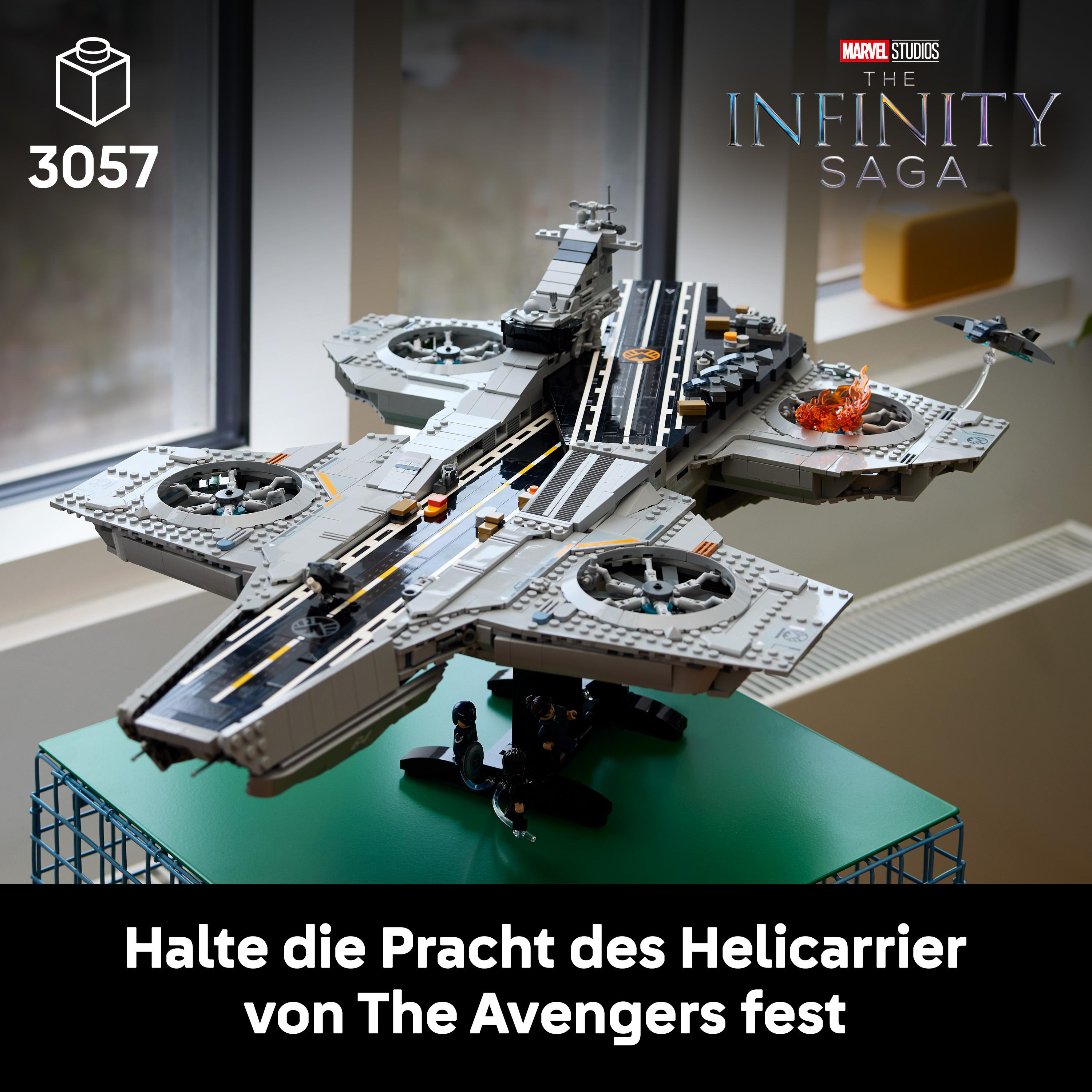 LEGO Helicarrier von The Avengers, mit Flugzeug und Flammen.