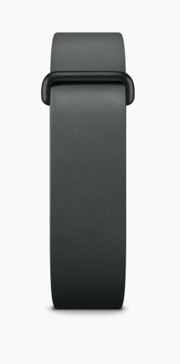 Ein graues Armband mit schwarzer Schnalle auf weißem Hintergrund.