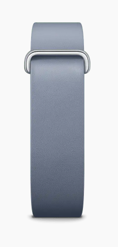 Graues Armband mit silberner Schlaufe, das auf weißem Hintergrund liegt.