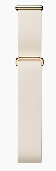 Ein hellbeiger Uhrenarmband mit goldenen Beschlägen auf weißem Hintergrund.