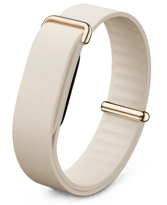 Ein cremefarbener Fitness-Tracker mit goldenen Akzenten auf einem weißen Hintergrund.