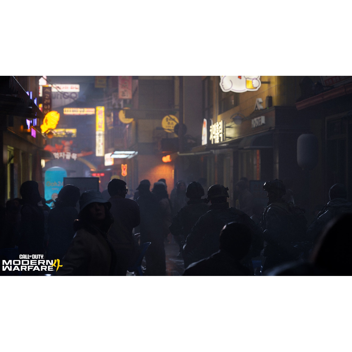 Un groupe de personnes se tient dans une ruelle éclairée avec des néons et des panneaux.