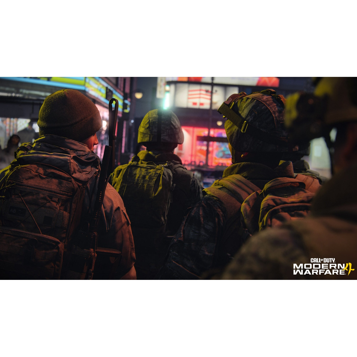 Des soldats en tenue de combat regardent un paysage urbain éclairé.