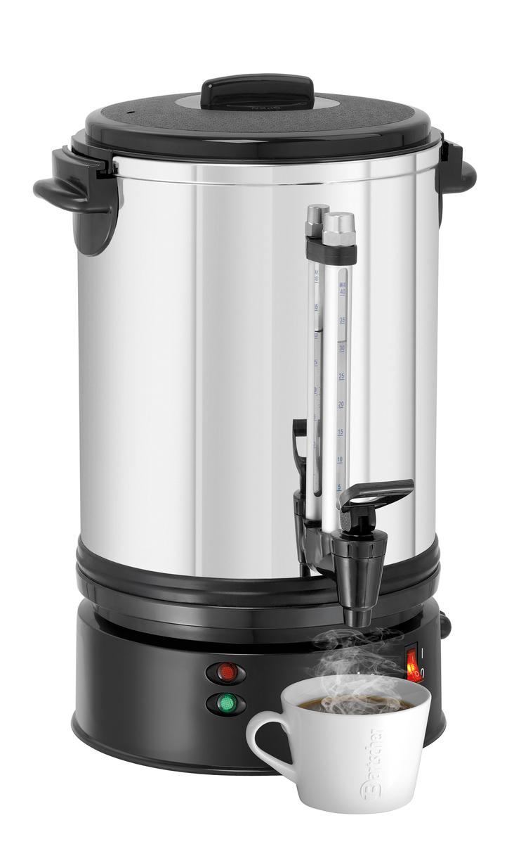 Ein silberner Wasserkocher mit schwarzem Deckel und Griffen über einer Tasse dampfenden Kaffees.