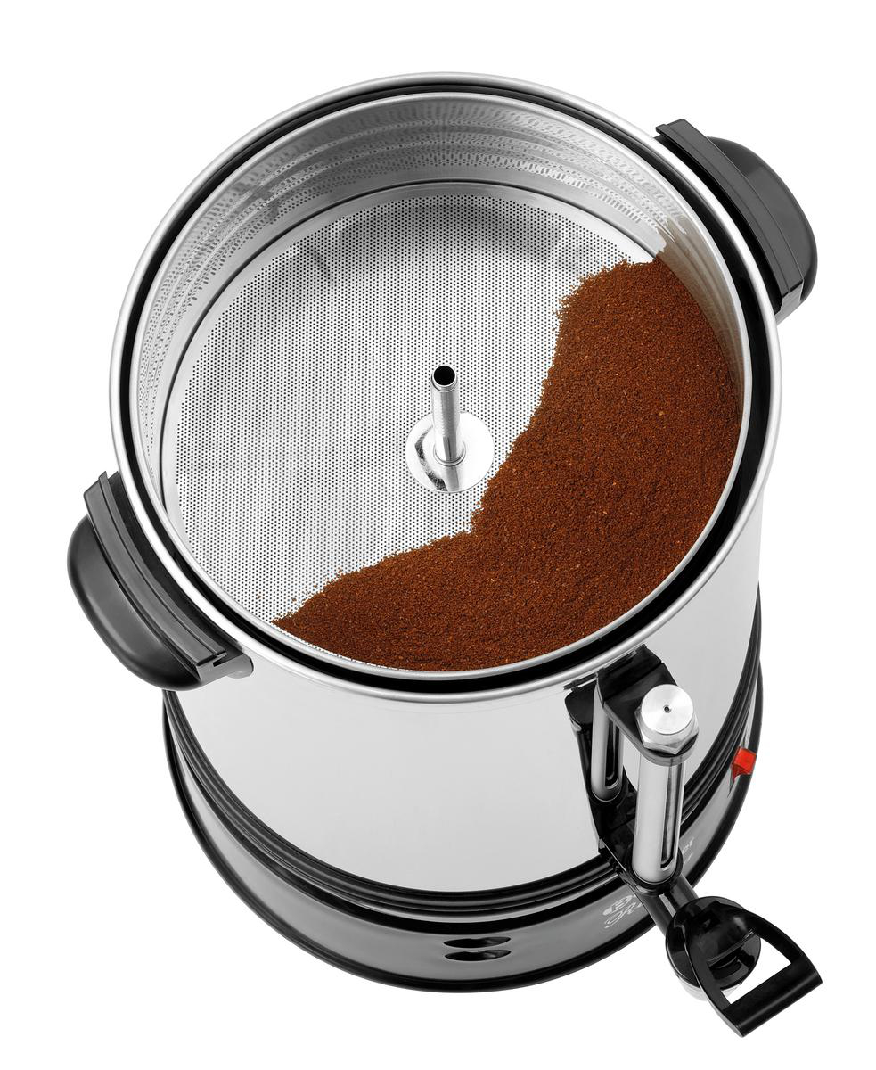 Eine Kaffeemaschine mit Kaffeepulver in einem Sieb.