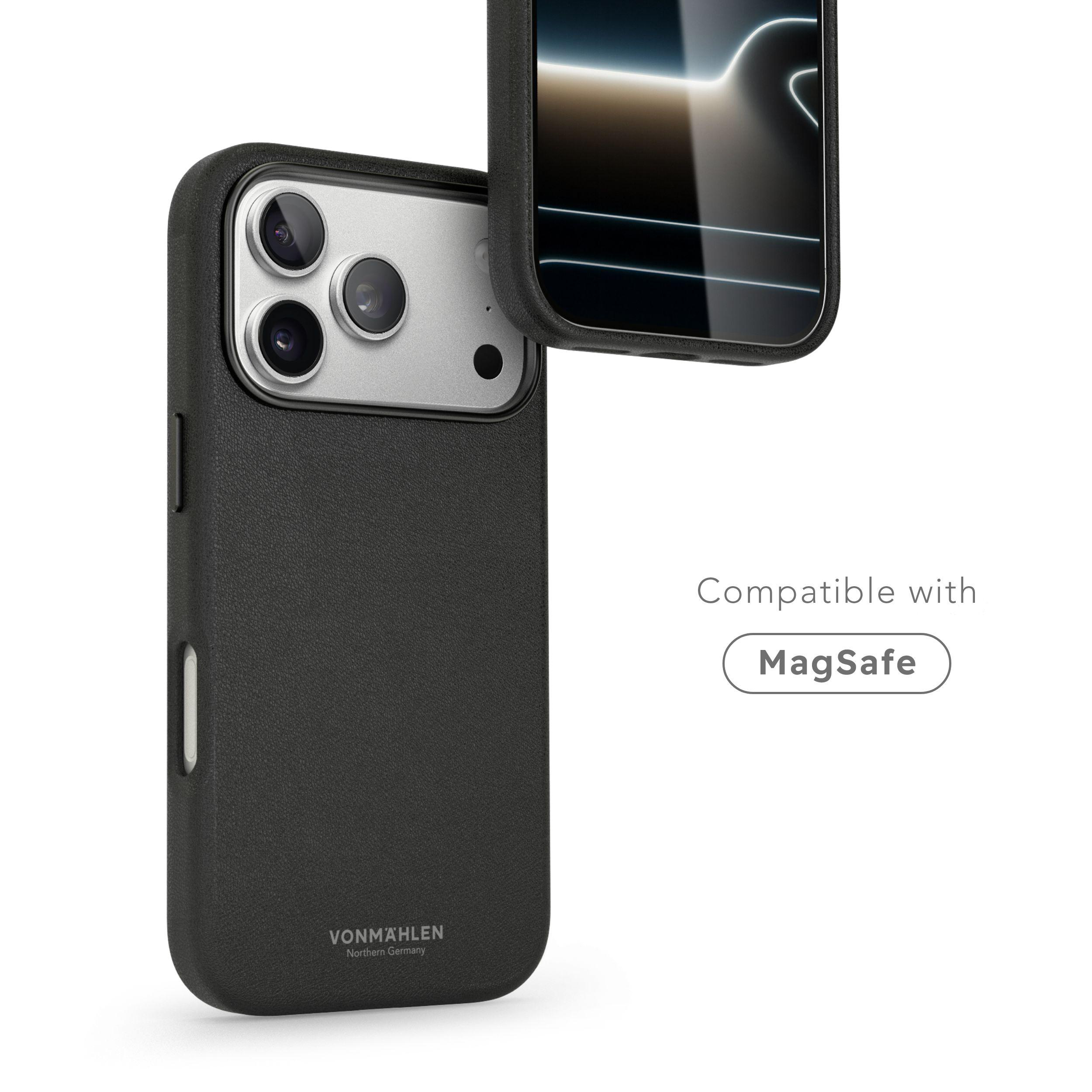 Schwarze Handyhülle mit drei Kameras und MagSafe-Kompatibilität.
