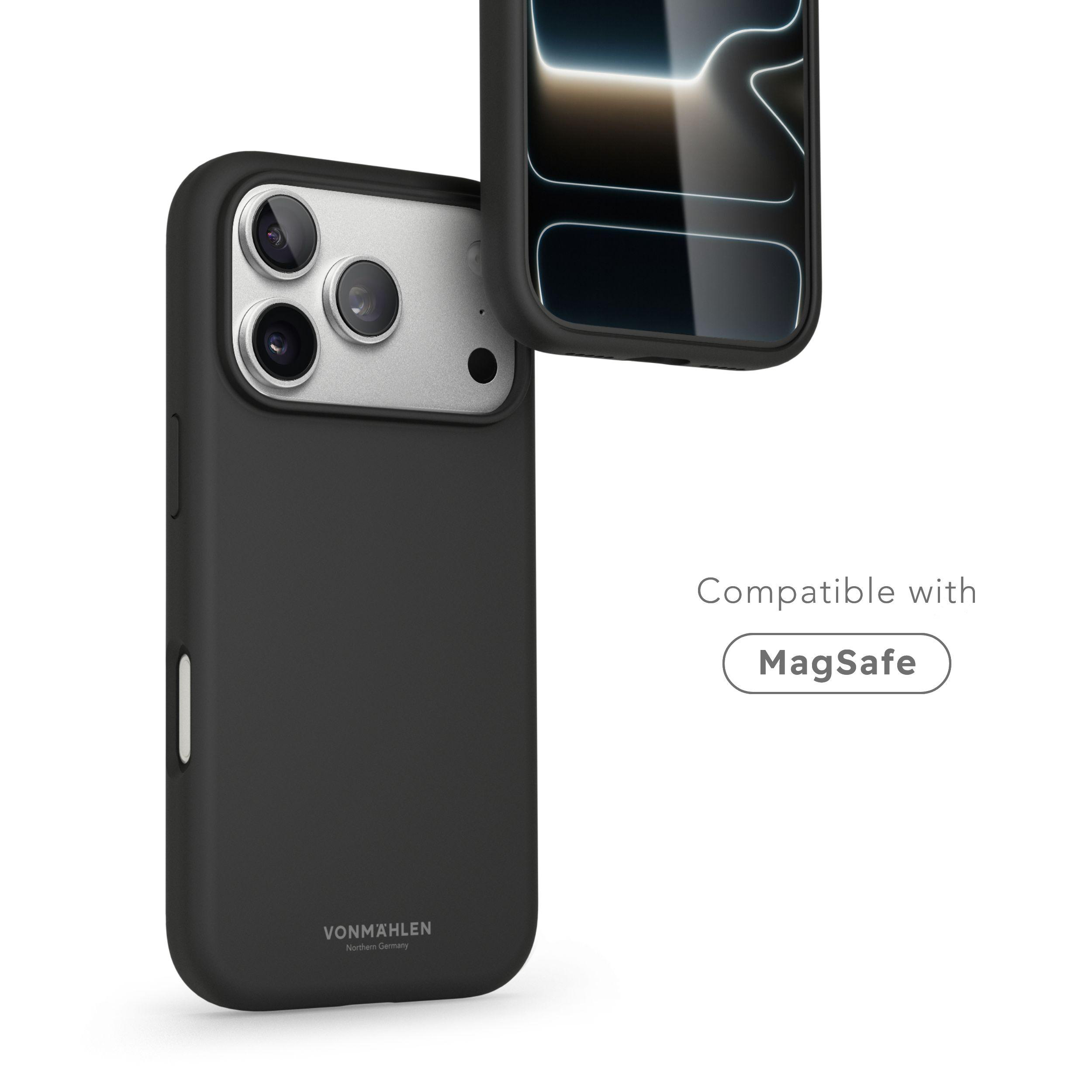 Schwarze Hülle mit dreifacher Kamera. Kompatibel mit MagSafe.