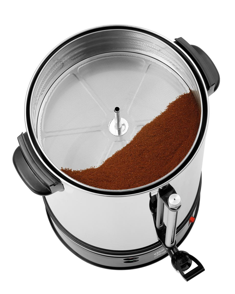 Ein großer, silberner Kaffeebereiter mit braunem Kaffeesatz und einem Metallfilter.