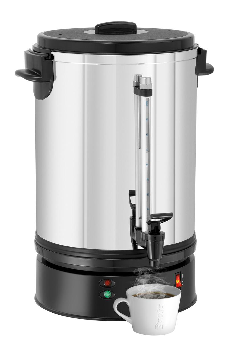 Ein silberner Wasserkocher mit schwarzem Sockel und Zapfhahn, daneben eine dampfende Tasse Kaffee.