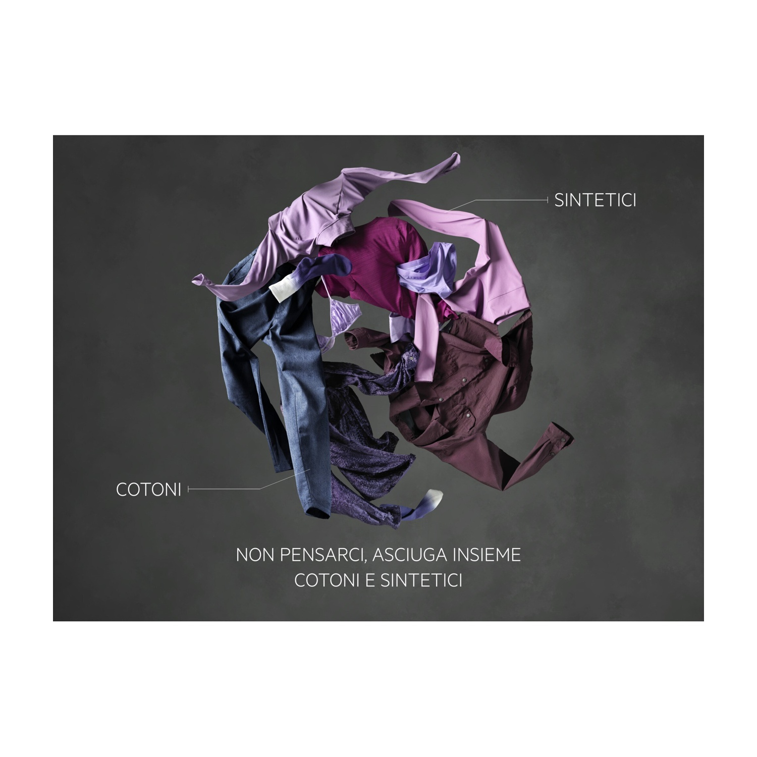 Vestiti viola e blu volano su sfondo scuro, etichettati 'Cotoni' e 'Sintetici'.