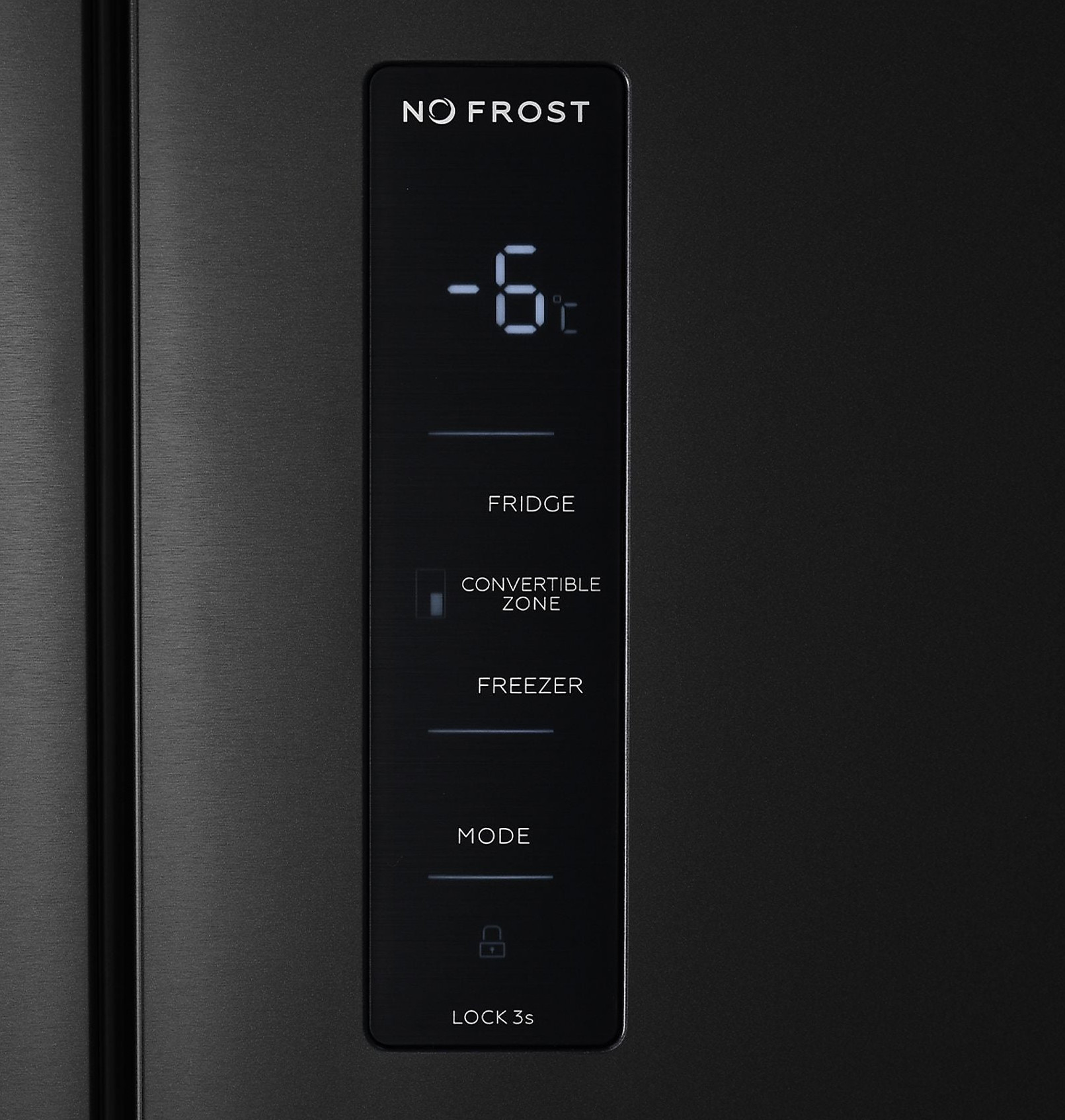 Czarny wyświetlacz lodówki pokazuje -6 stopni Celsjusza, FRIDGE, CONVERTIBLE ZONE, MODE i LOCK 3s.
