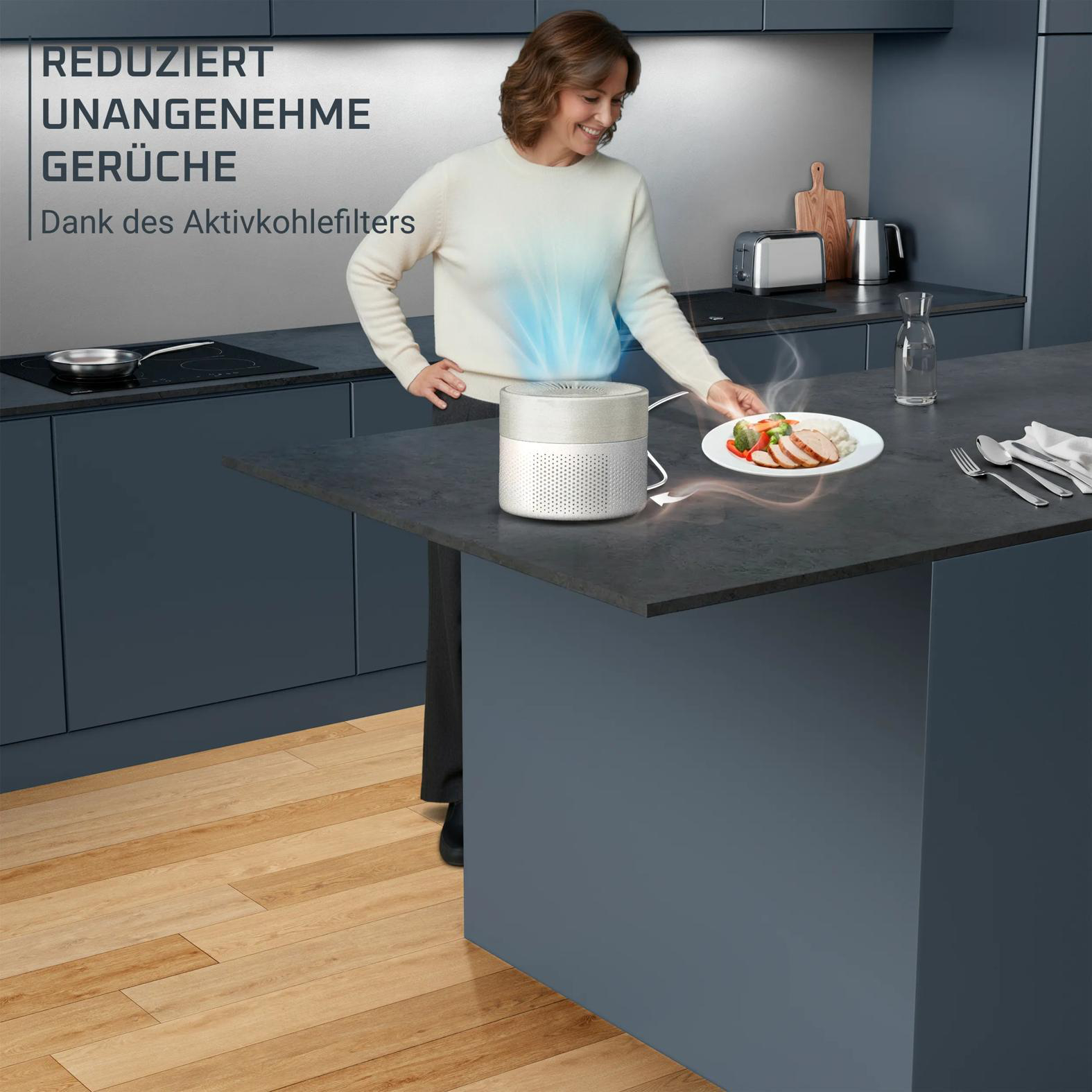 Eine Frau in einer Küche mit einem Luftreiniger und einem Teller Essen.