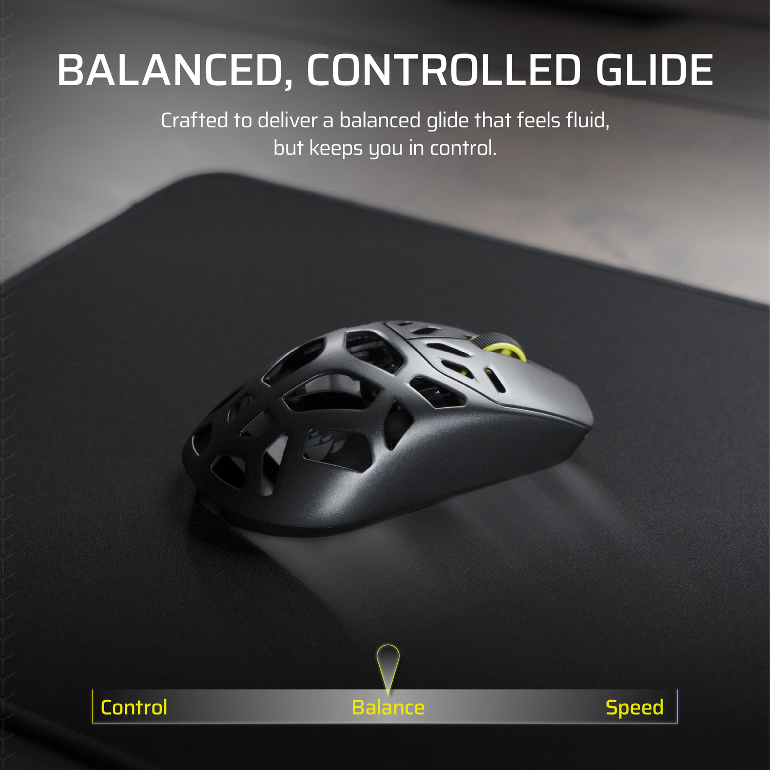 Een zwarte gamingmuis met een open ontwerp op een zwarte mat. Tekst: BALANCED, CONTROLLED GLIDE.