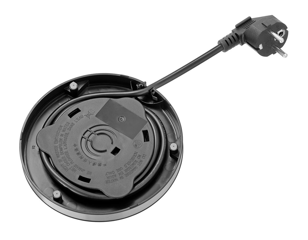 Unterseite eines Wasserkochers mit Kabel und Stecker, Warnhinweise aufgedruckt.