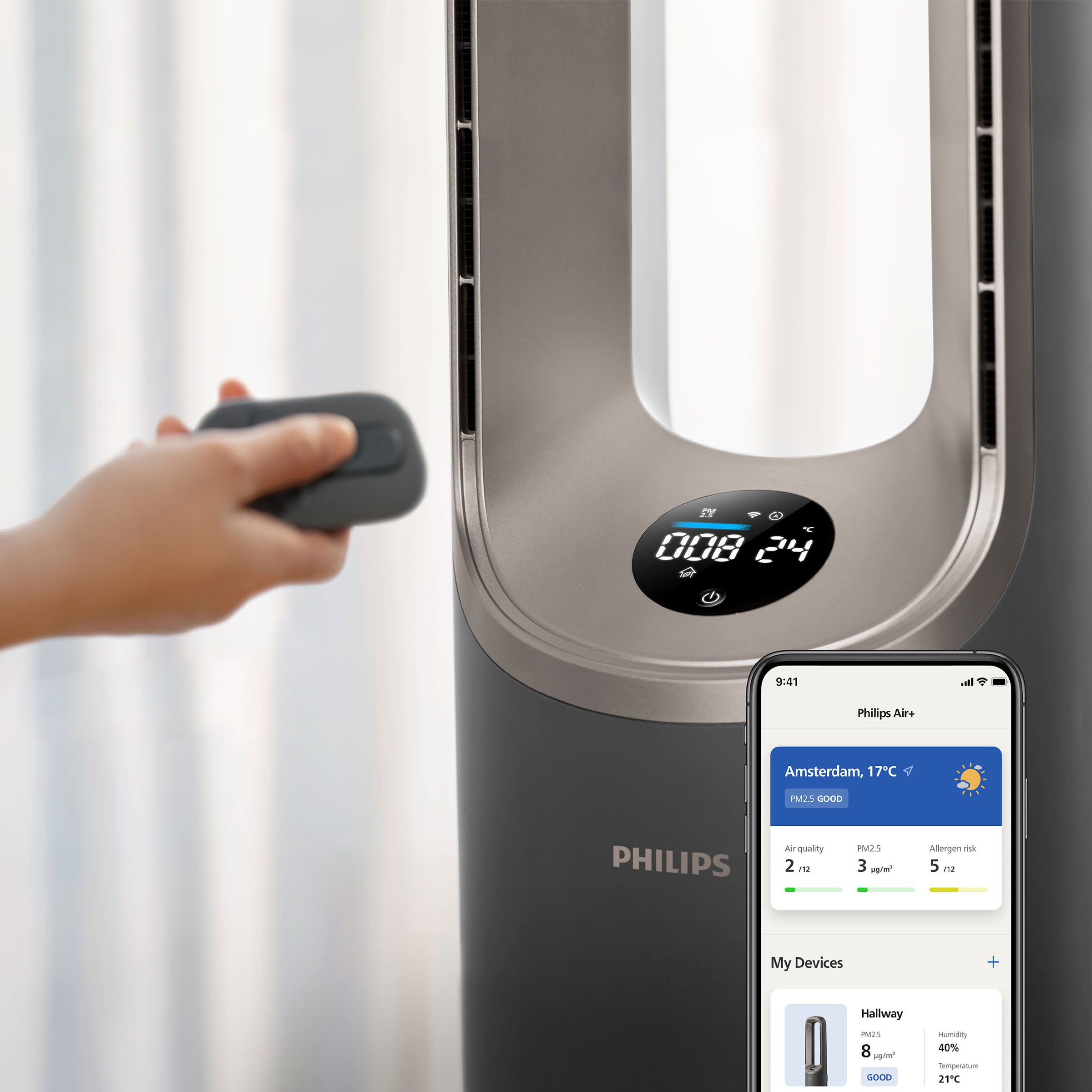 Dziecko trzyma pilota obok oczyszczacza powietrza Philips z wyświetlaczem i aplikacją.