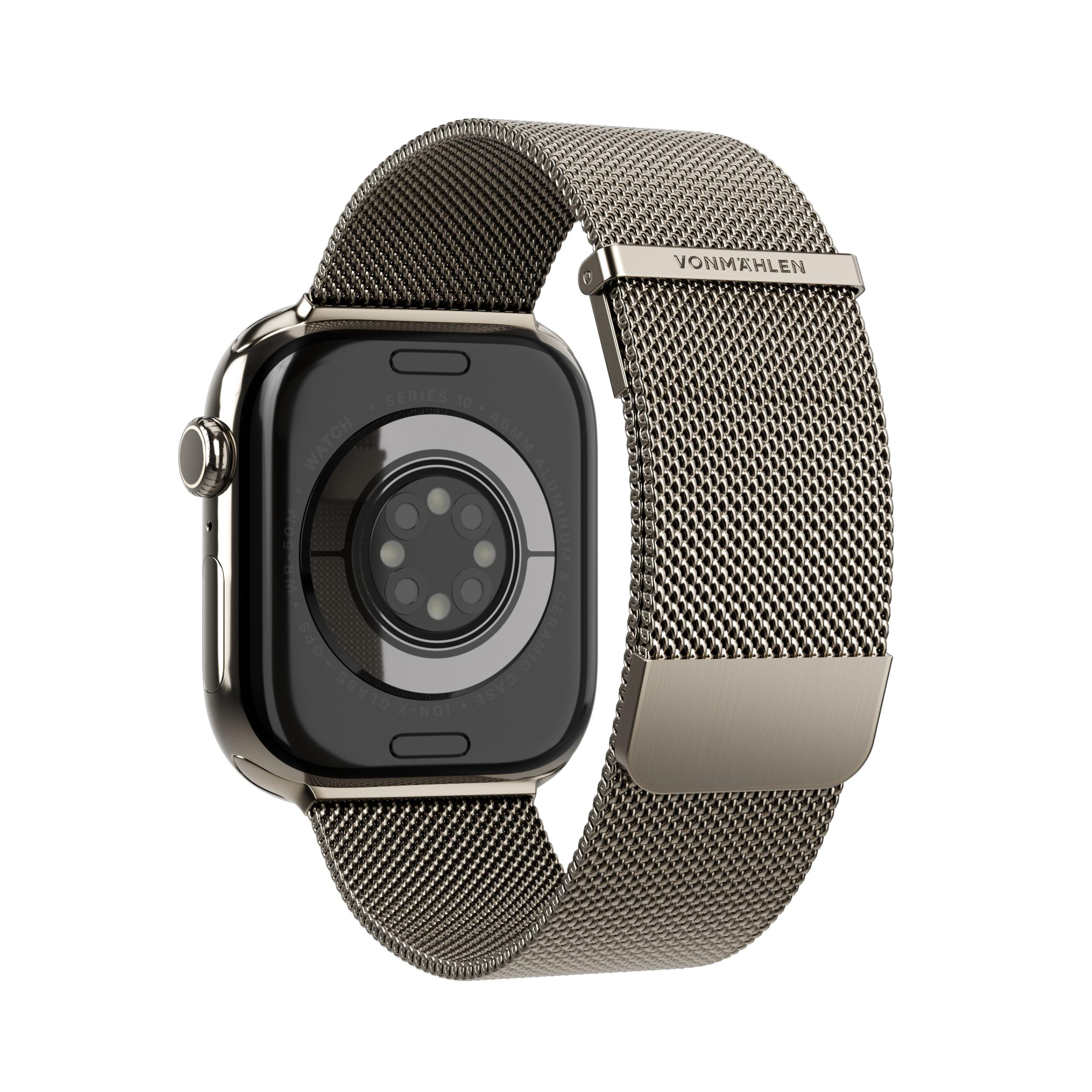 Rückseite einer silbernen Smartwatch mit Milanaise-Armband auf weißem Hintergrund.