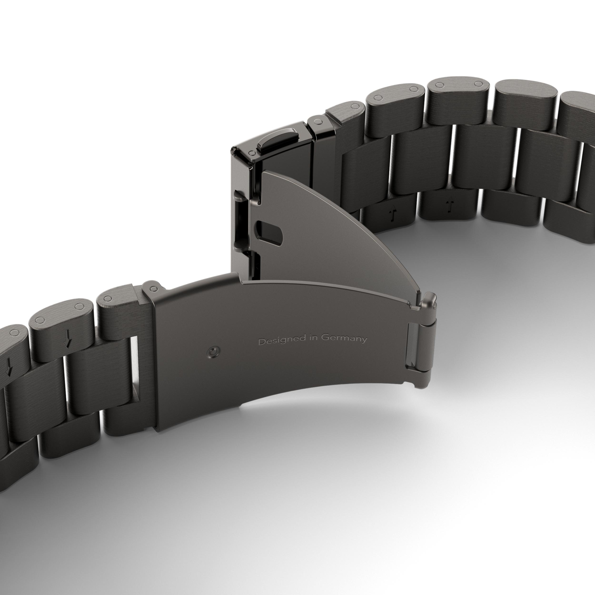 Dunkelgraues Metallarmband mit offenem Verschluss, auf dem "Designed in Germany" steht.