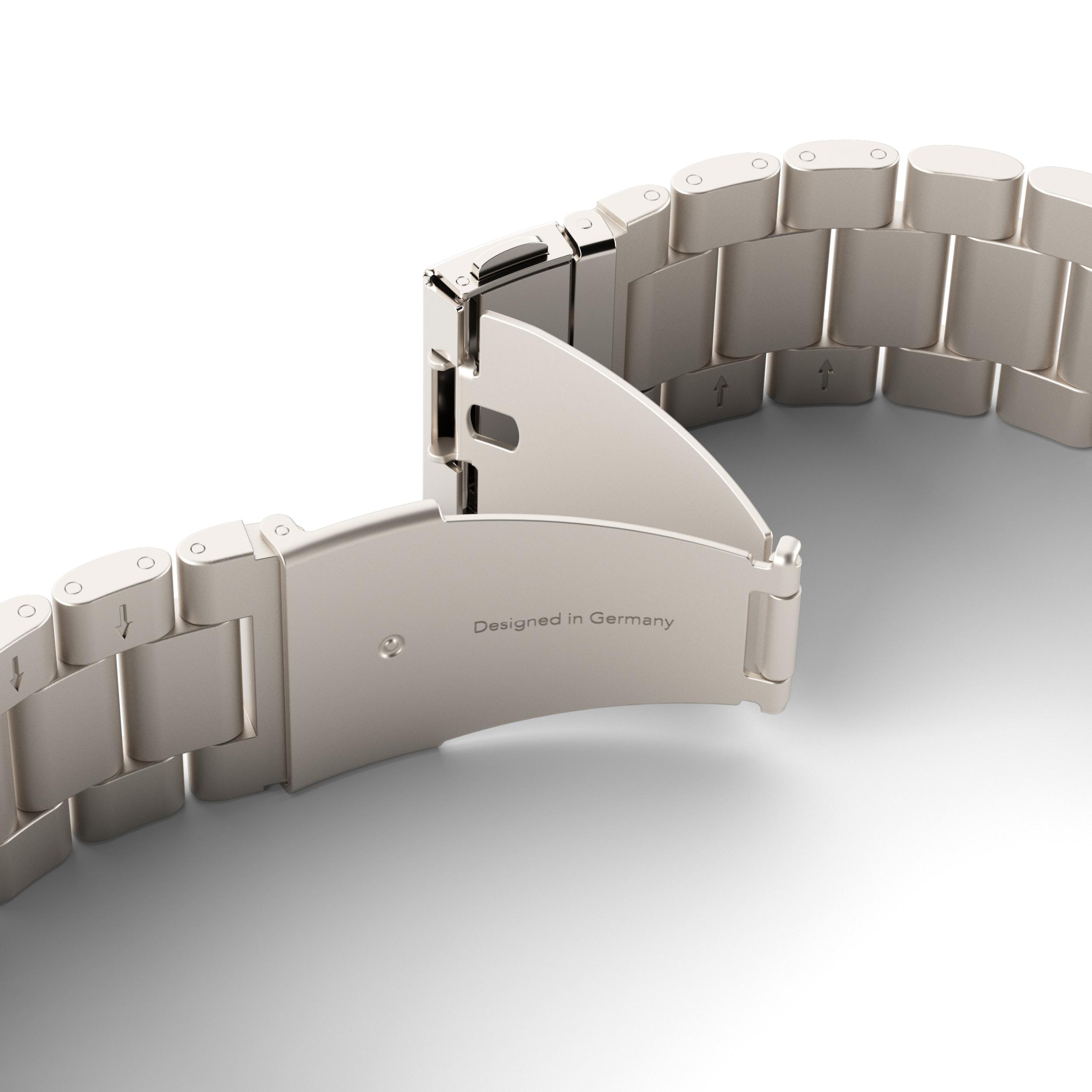 Ein silbernes Uhrenarmband mit offenem Verschluss. "Designed in Germany" ist eingraviert.