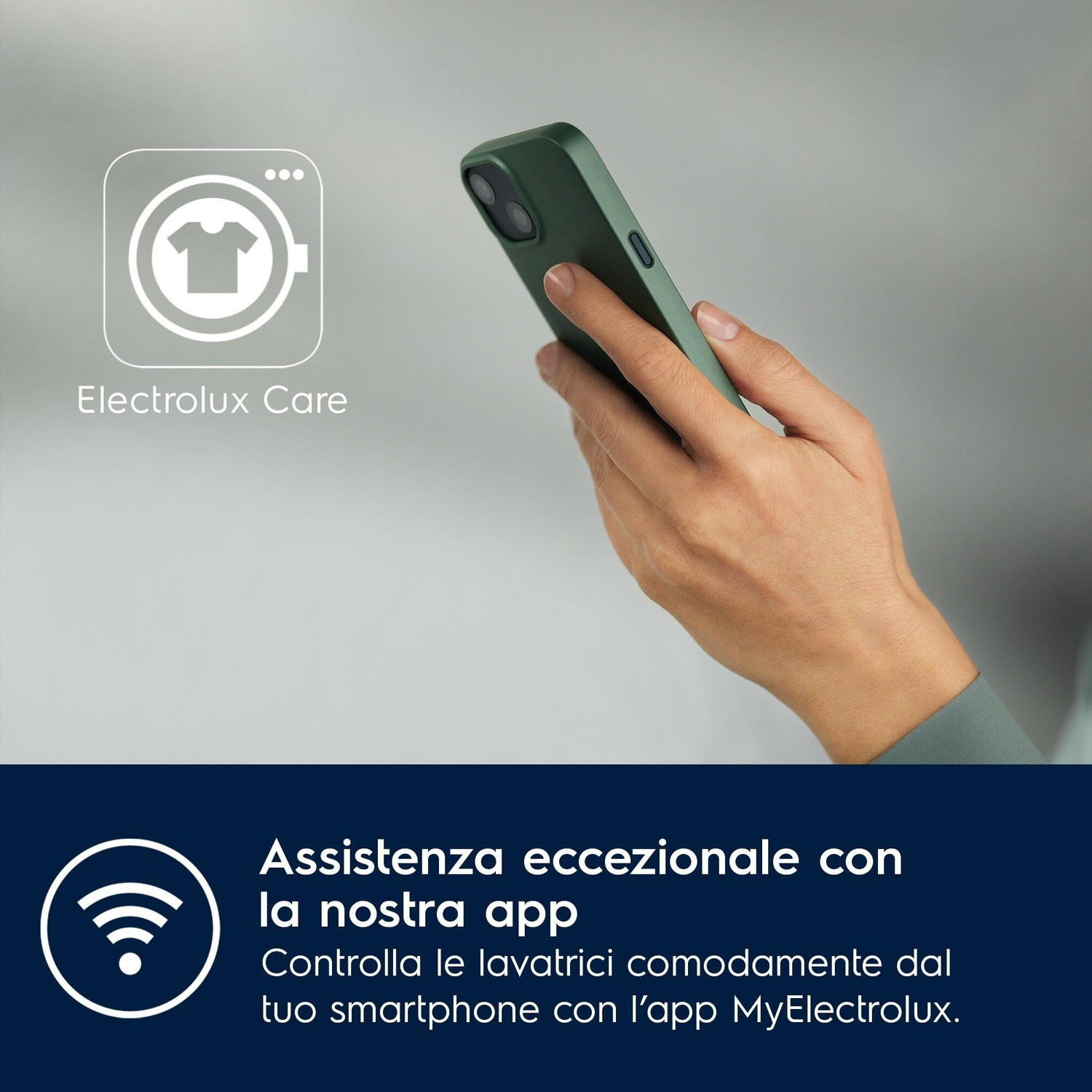 Una mano tiene uno smartphone verde. A sinistra, un'icona per la cura del bucato.