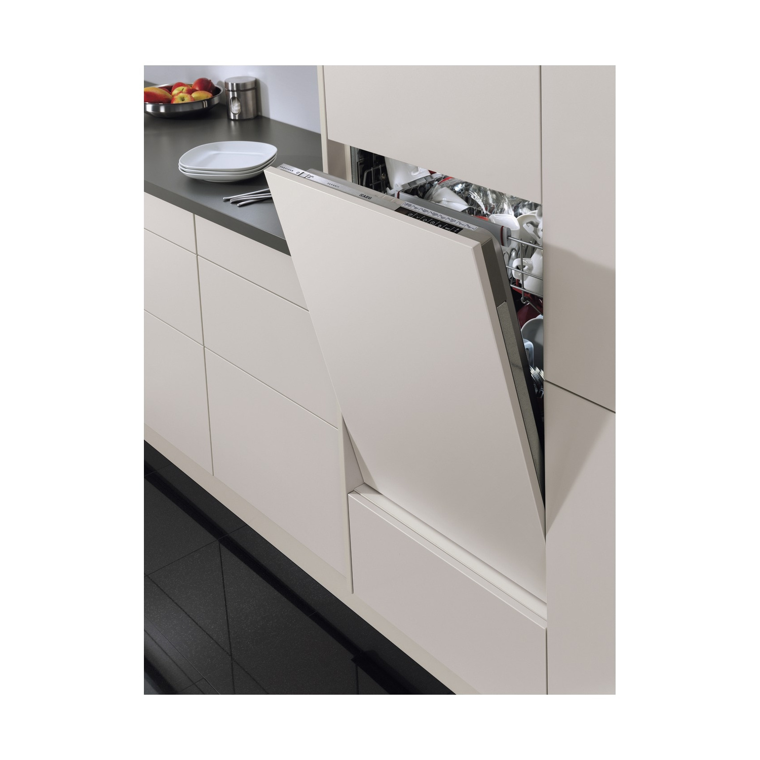 Una lavastoviglie bianca con lo sportello aperto in una cucina moderna.