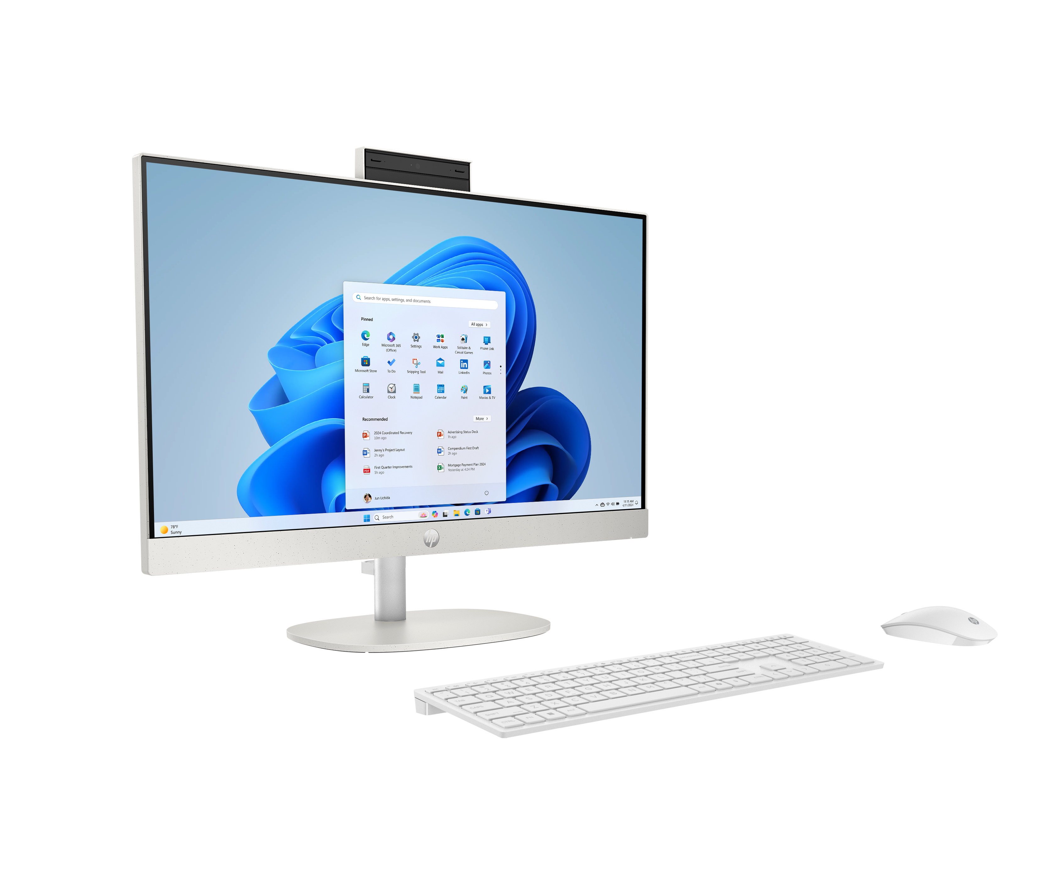 Een witte all-in-one computer met toetsenbord en muis, tegen een lichtblauwe achtergrond.