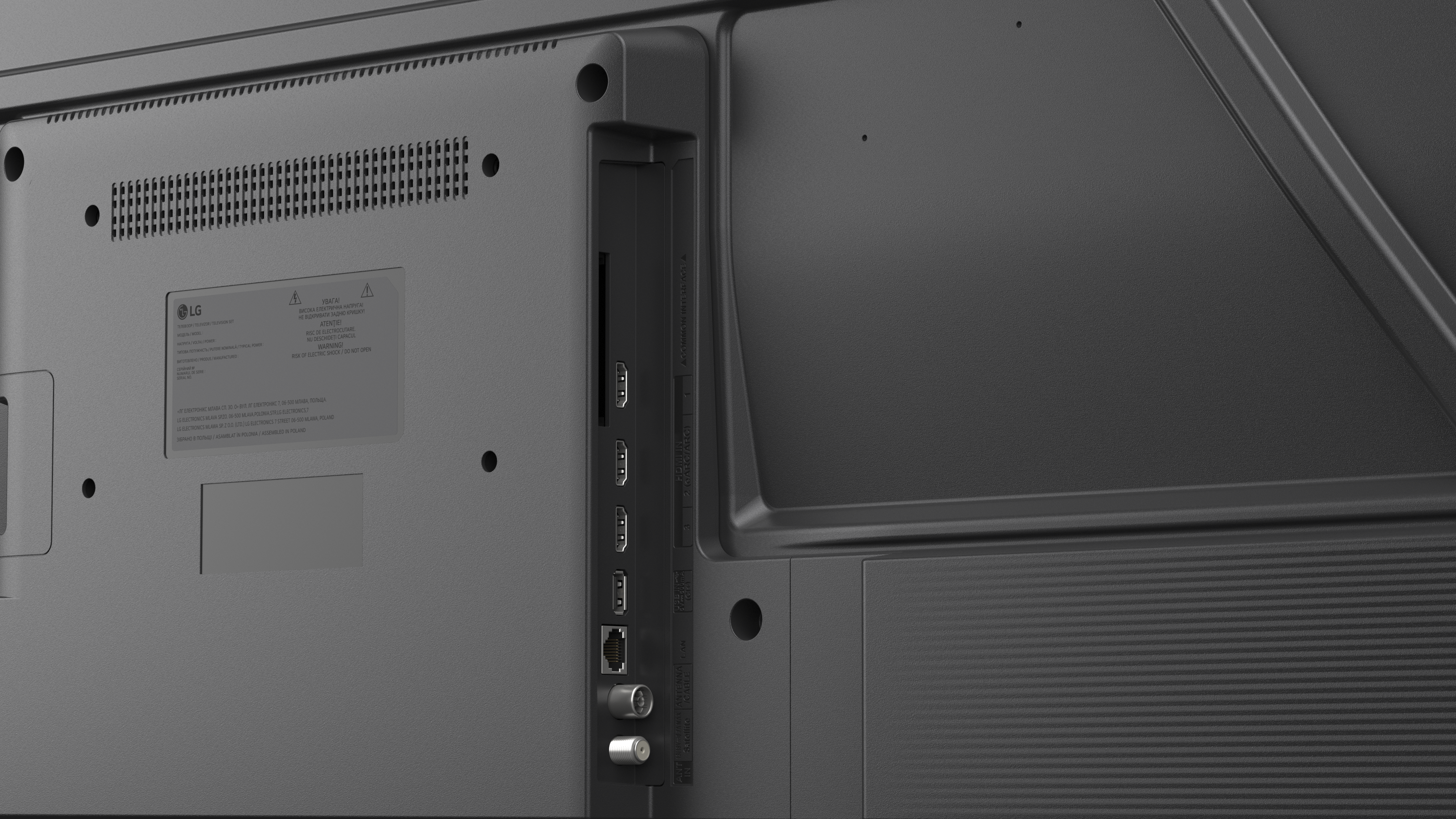 Rückseite eines Fernsehers mit Anschlüssen wie HDMI, LAN und Antenne.