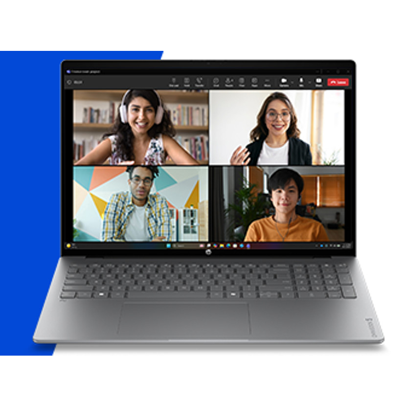 Cztery osoby na ekranie laptopa w rozmowie wideo. Trzy kobiety, jeden mężczyzna.