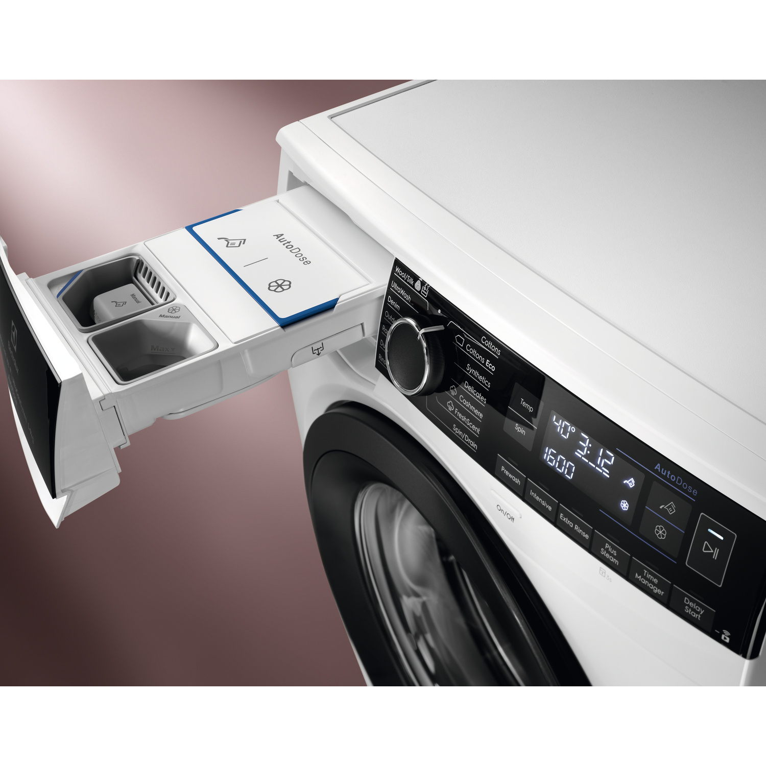 Lavatrice bianca con cassetto detersivo estratto e pannello di controllo digitale.