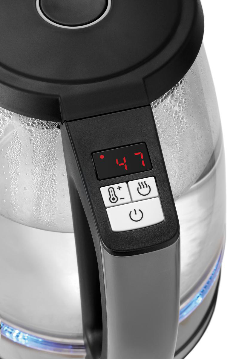 Nahaufnahme eines Wasserkochers mit digitaler Anzeige, die 47 Grad zeigt.