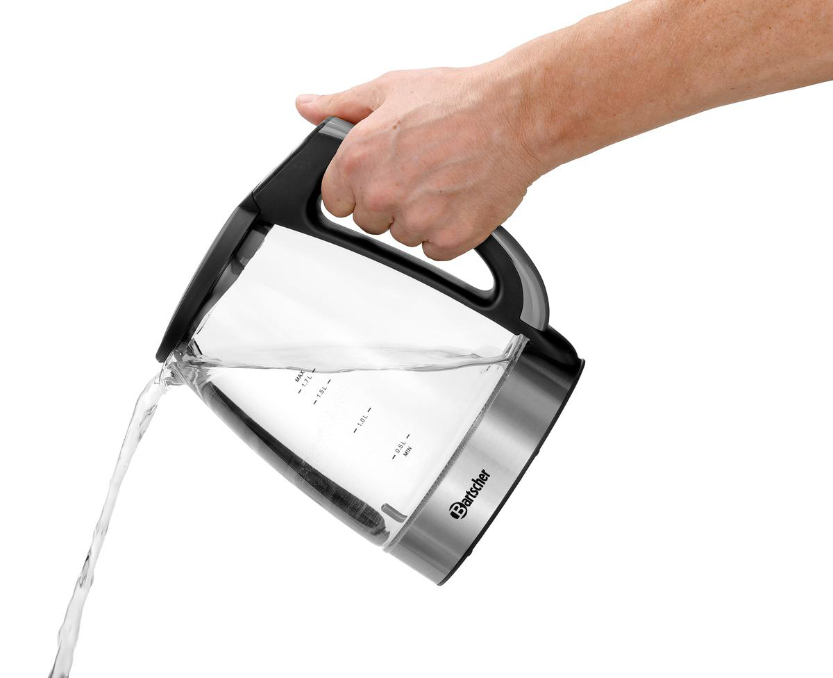 Wasser wird aus einem transparenten Wasserkocher mit schwarzem Griff gegossen.