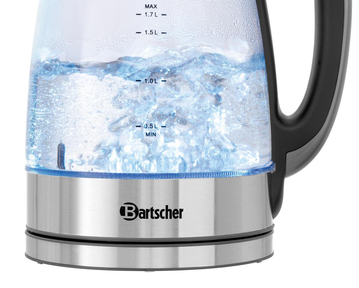 Ein Glaswasserkocher mit kochendem Wasser und Messmarkierungen.