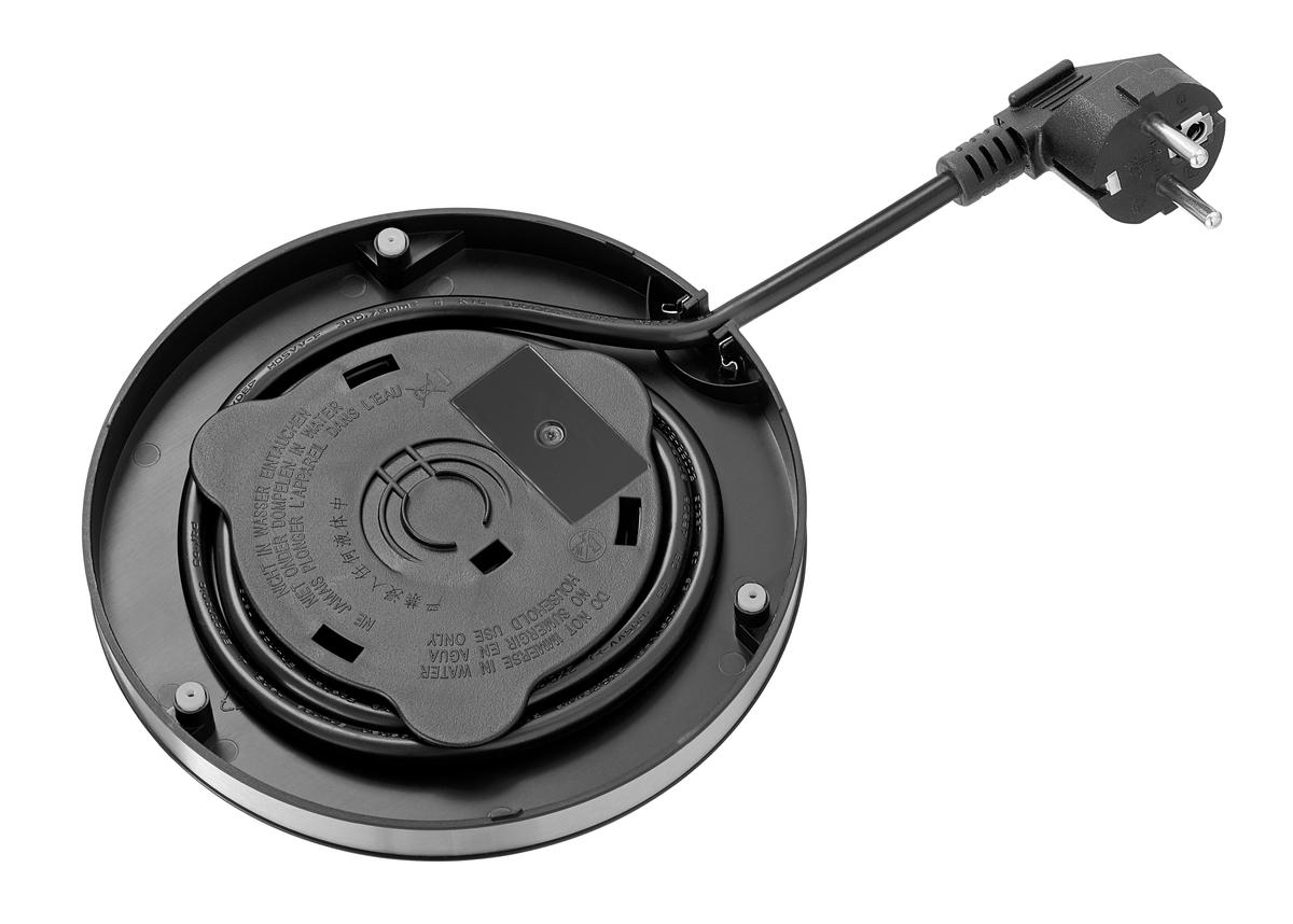 Unterseite eines Wasserkochers mit Kabel und Stecker. Warnhinweise aufgedruckt.