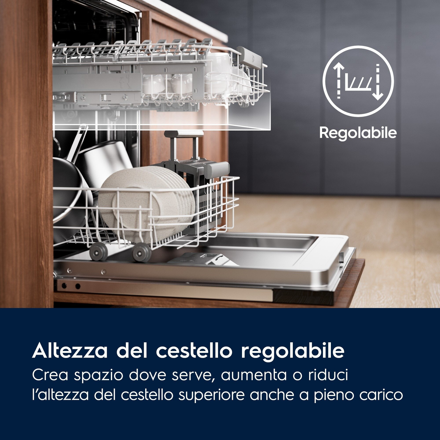 Cestello lavastoviglie con piatti. Il cestello superiore è regolabile in altezza.