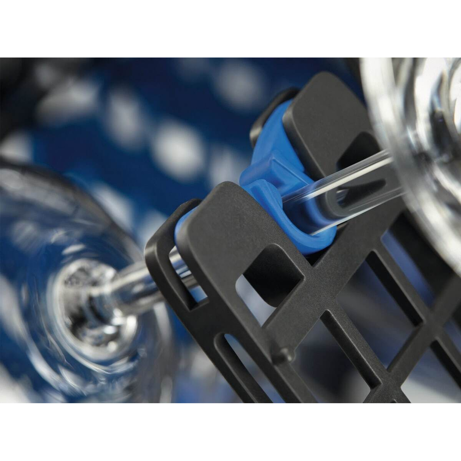Un supporto blu fissa il gambo di un bicchiere in una rastrelliera nera.