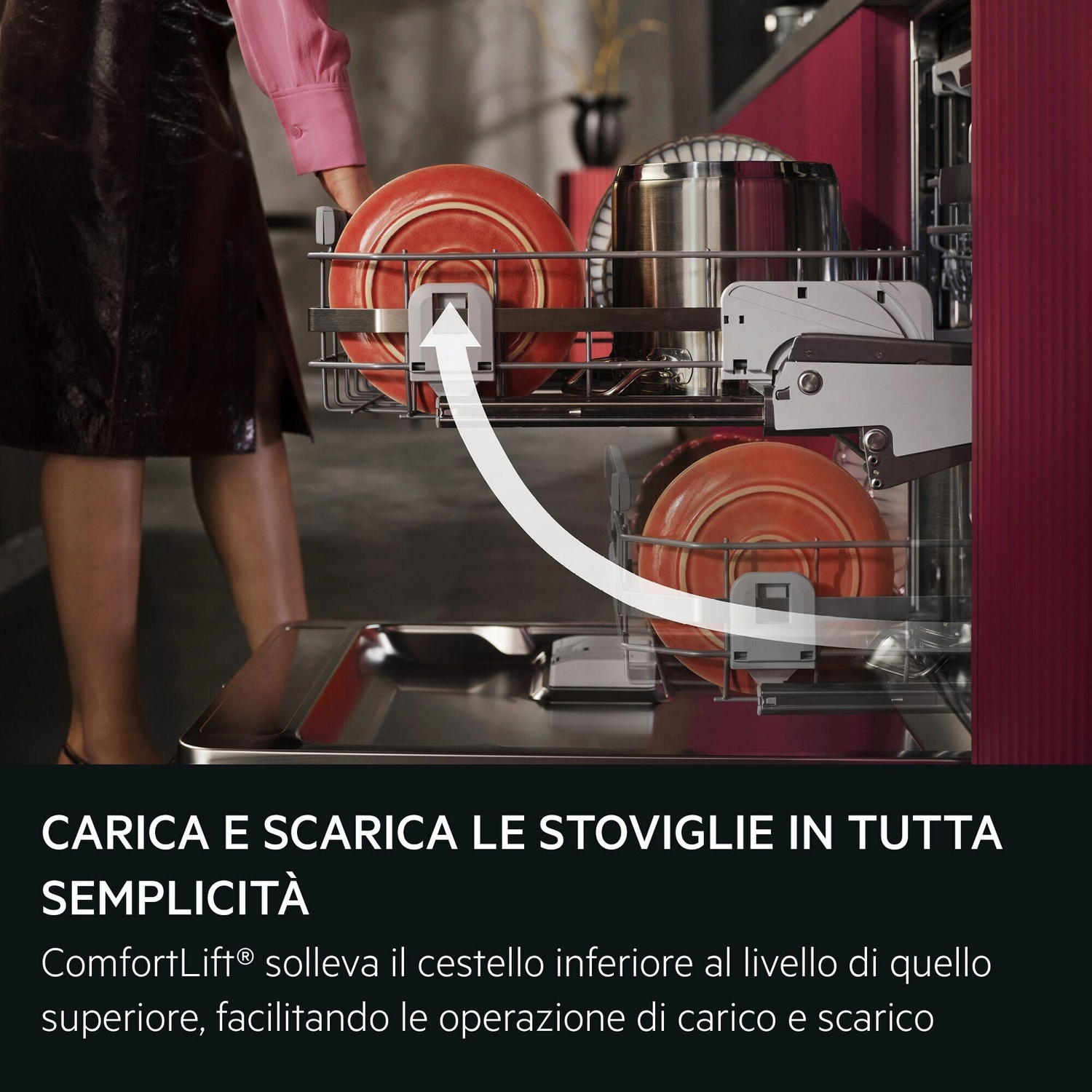 Una donna carica piatti in una lavastoviglie, il cestello inferiore è estraibile.