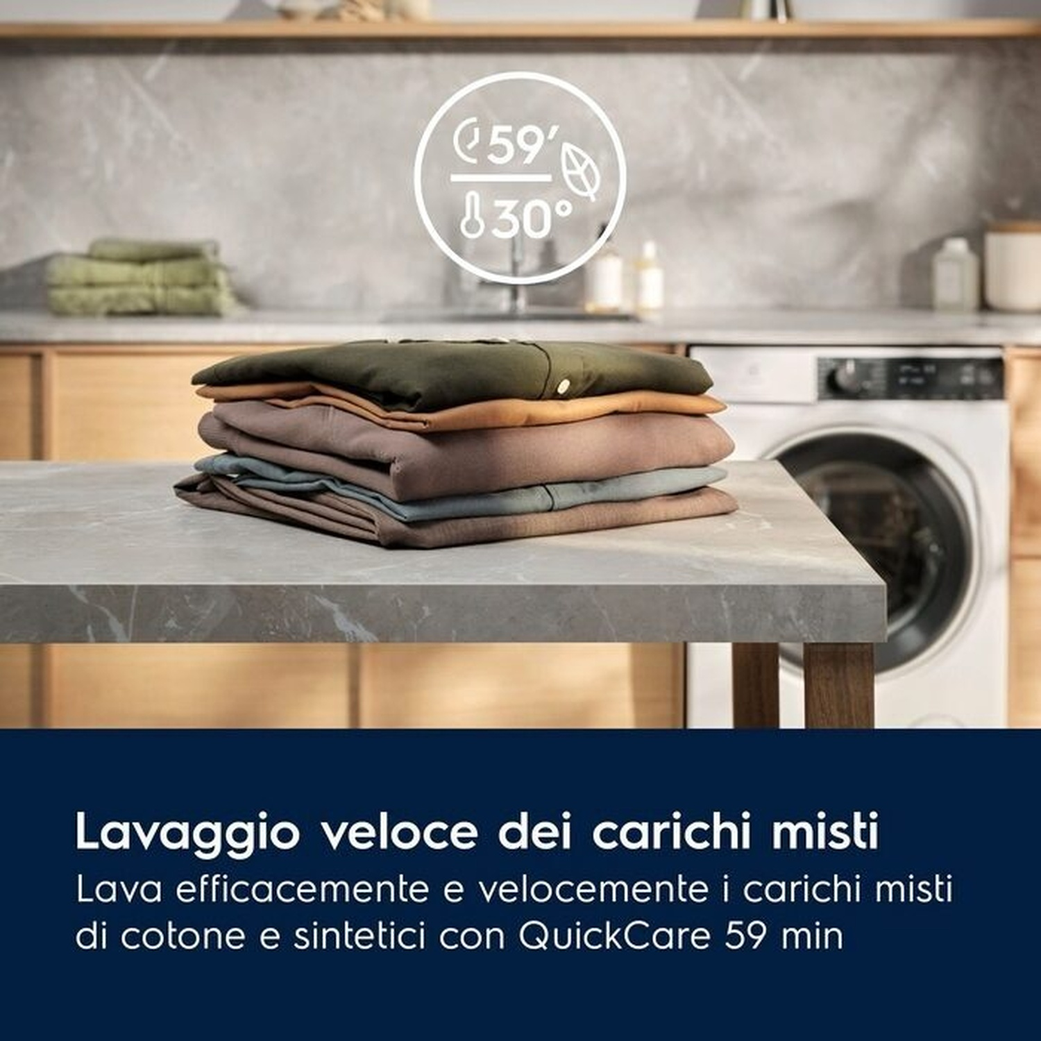 Una pila di vestiti piegati su un tavolo davanti a una lavatrice.