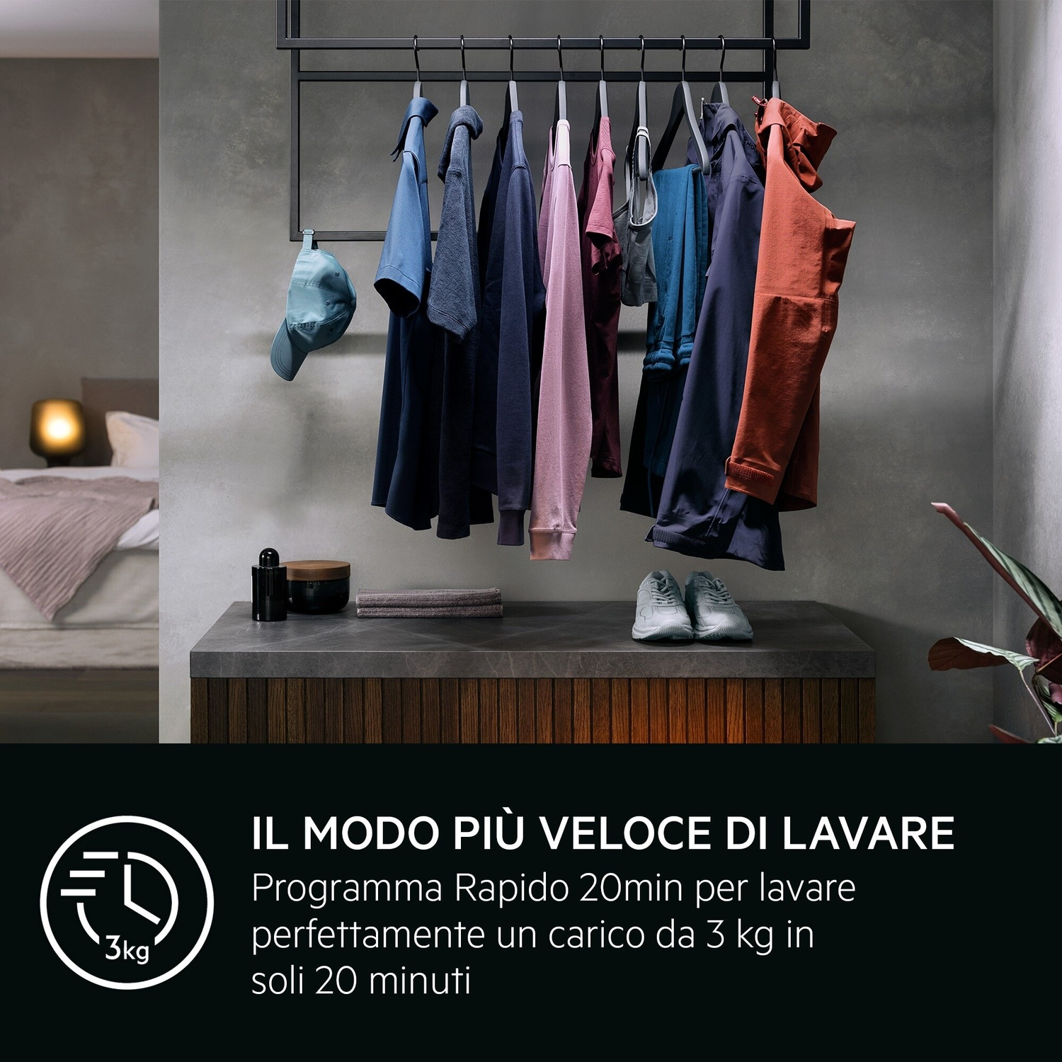 Vestiti su uno scaffale, con icone di lavanderia e testo in italiano su un ciclo di lavaggio rapido.