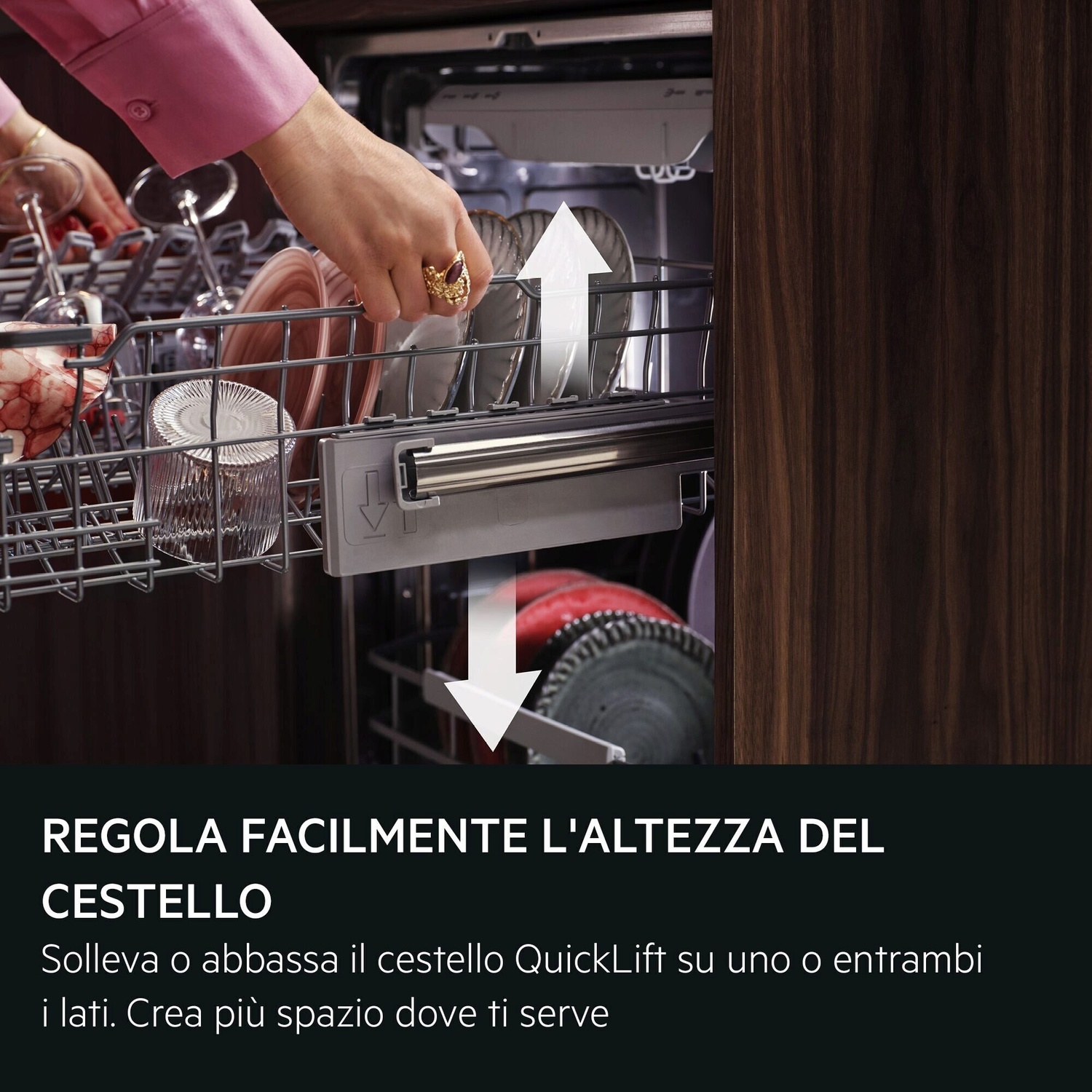 Una mano regola il cestello superiore di una lavastoviglie.