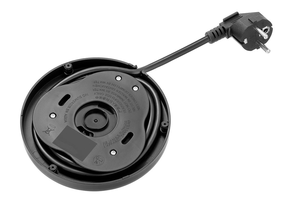 Unterseite eines Wasserkochers mit Kabel und Stecker. Warnhinweise in mehreren Sprachen.