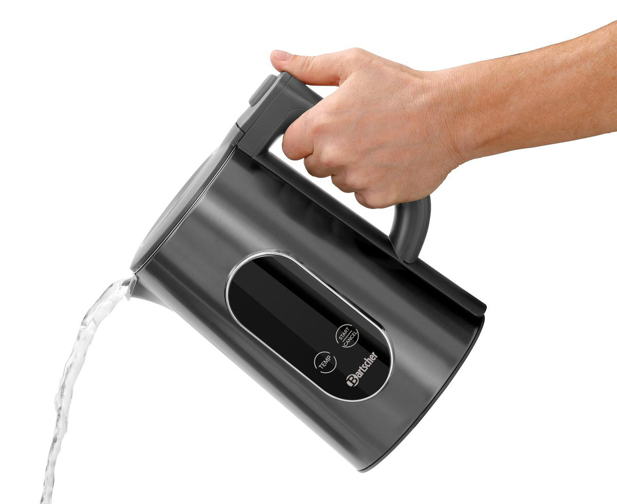 Eine Hand hält einen schwarzen Wasserkocher, aus dem Wasser fließt.