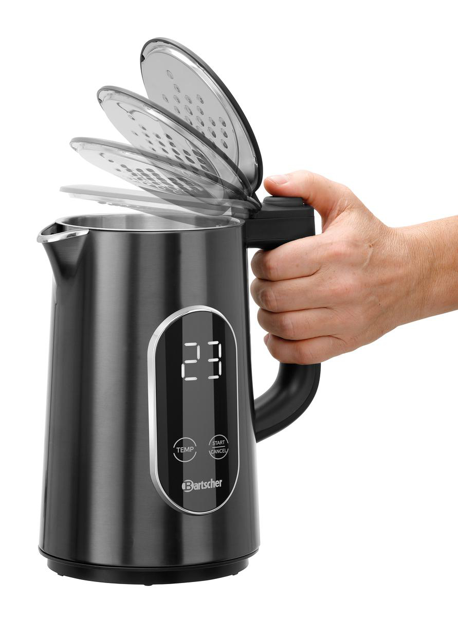 Eine Hand öffnet den Deckel eines schwarzen Wasserkochers mit digitaler Temperaturanzeige.
