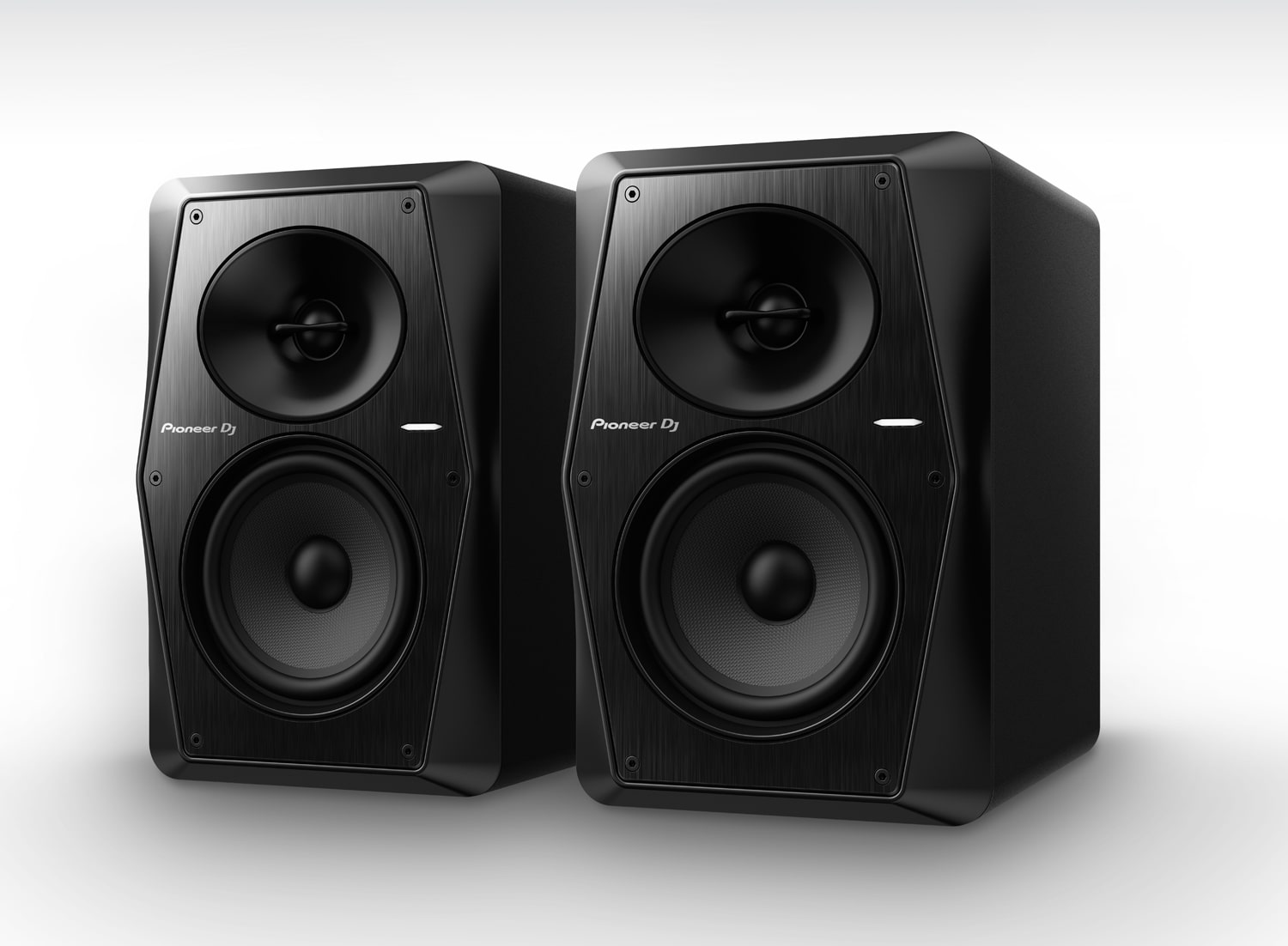 Két fekete Pioneer DJ hangfal áll egymás mellett fehér felületen.