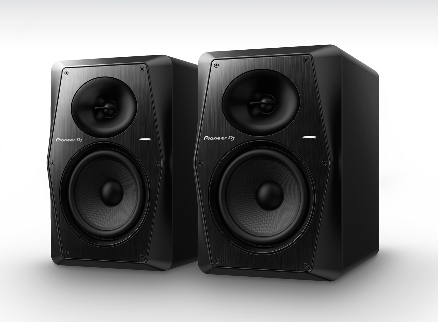Két fekete Pioneer DJ hangfal áll egymás mellett fehér háttéren.