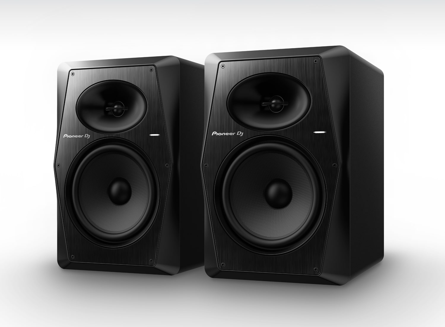 Két fekete Pioneer DJ hangfal egymás mellett fehér háttéren.