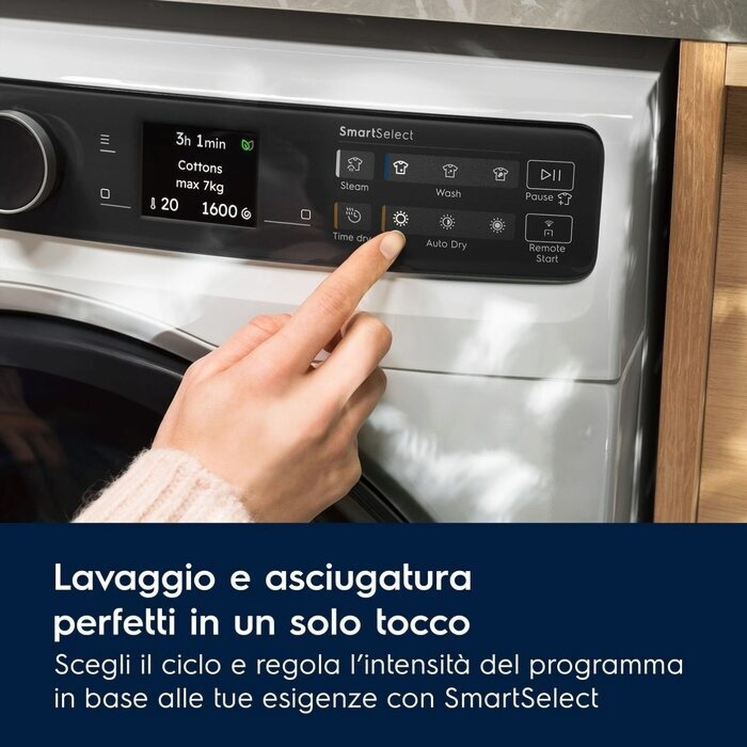 Una mano seleziona un'opzione sul display di una lavatrice.