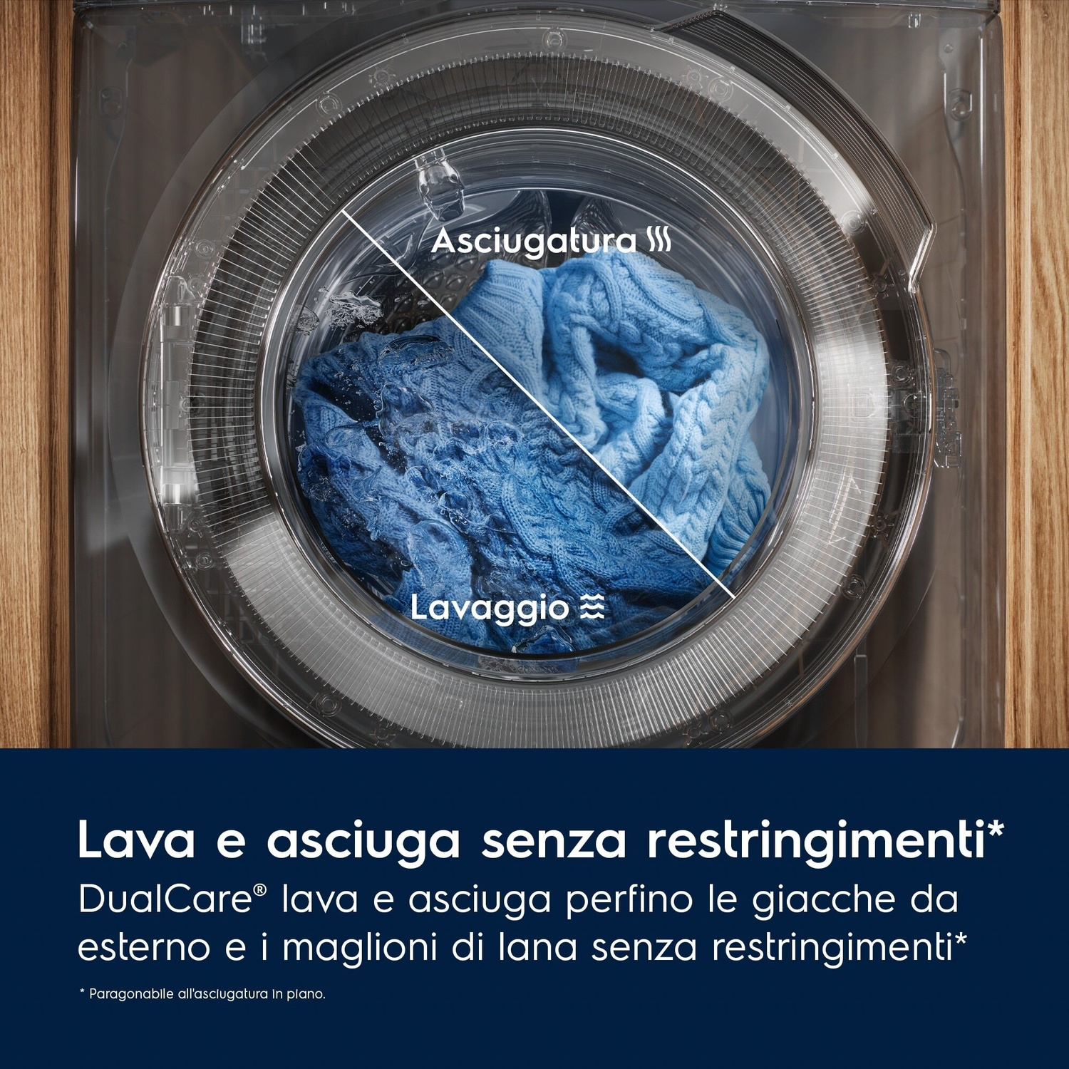 Maglieria blu in una lavatrice per lavaggio e asciugatura.