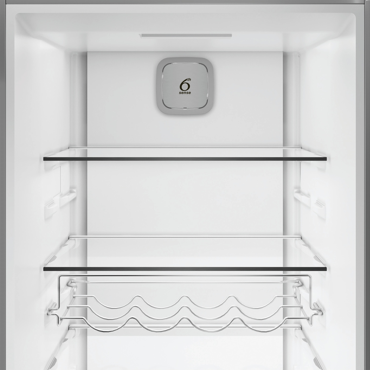 Intérieur d'un réfrigérateur vide avec étagères en verre et porte-bouteilles.