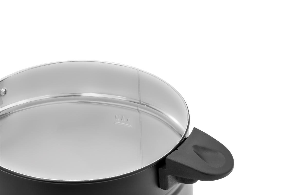 Nahaufnahme eines schwarzen Topfes mit Glasdeckel und schwarzem Griff.