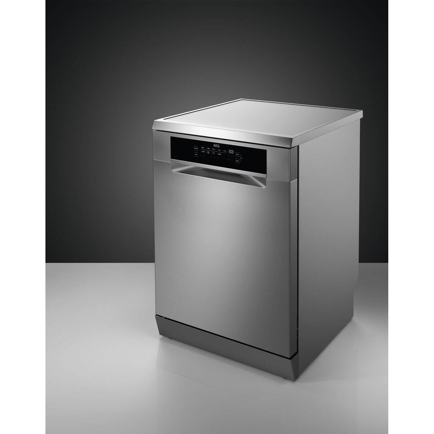 Lavastoviglie in acciaio inox con pannello di controllo nero e display digitale.